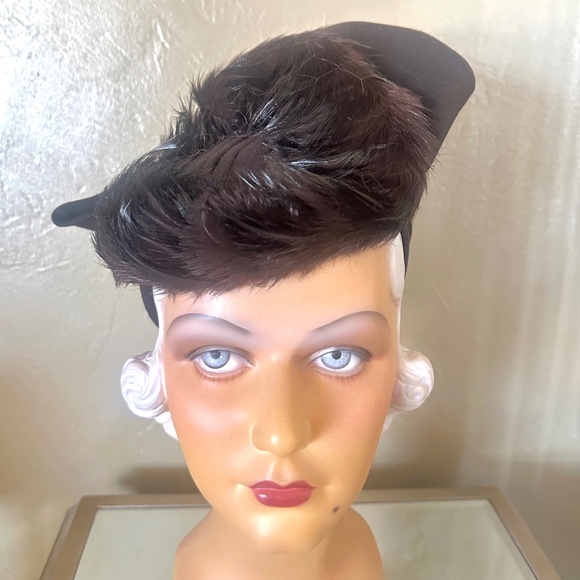 ONE-OF-A-KIND 1940s\' BROWN FELT TILT HAT +LARGE BOW &  FEATHER TRIM